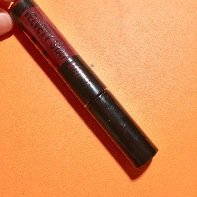 RIMMEL(リンメル)のリンメル　ベルベティ ステイ マット 005  Black cherry コスメ/美容のベースメイク/化粧品(リップグロス)の商品写真