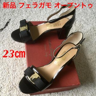 サルヴァトーレフェラガモ(Salvatore Ferragamo)の新品未使用 フェラガモ VARA オープントゥアンクルストラップ 23(サンダル)