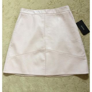 ザラ(ZARA)のえま様 新品 ザラ フェイクレザースカート 薄ピンク M(ひざ丈スカート)