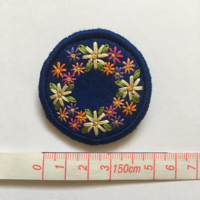 114.お花の刺繍ブローチ✴︎受注製作 ハンドメイドのアクセサリー(コサージュ/ブローチ)の商品写真