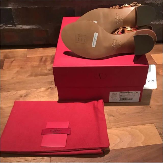 VALENTINO(ヴァレンティノ)の週末限定！！VALENTINO ヴァレンティノ サンダル 36.5 23cm レディースの靴/シューズ(サンダル)の商品写真
