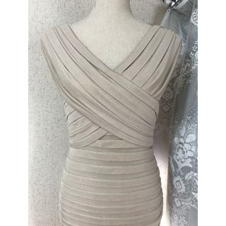 タダシショウジ(TADASHI SHOJI)の新品　Tadashi Shoji ドレス 膝丈ワンピース ベージュ　ティヤード(ひざ丈ワンピース)