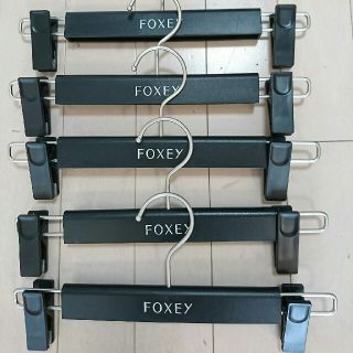 フォクシー(FOXEY)のフォクシー スカートハンガー 5本セット(押し入れ収納/ハンガー)