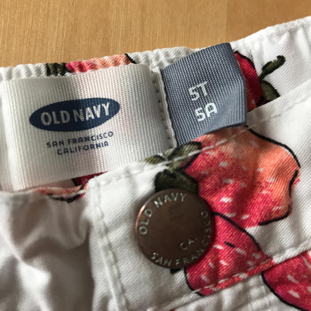 Old Navy(オールドネイビー)のオールドネイビーいちごショートパンツ キッズ/ベビー/マタニティのキッズ服女の子用(90cm~)(パンツ/スパッツ)の商品写真