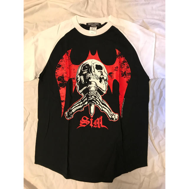 SKULL SHIT(スカルシット)の【新品】 SiM × SKULLSHIT ラグラン スカルシット シャツ 古着 エンタメ/ホビーのタレントグッズ(ミュージシャン)の商品写真