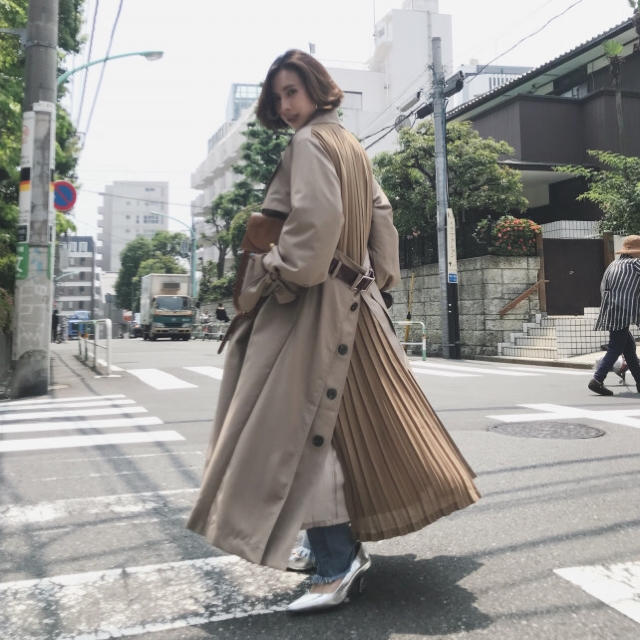 トレンチコートAMERI BACK PLEATS LAYERED COAT