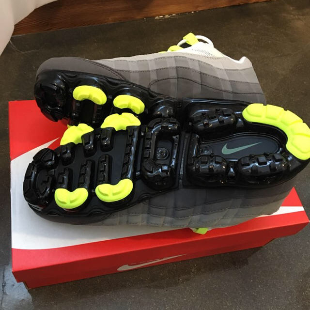 NIKE(ナイキ)の新品❗️NIKE  VAPORMAX 95 "NEON" サイズ26 メンズの靴/シューズ(スニーカー)の商品写真