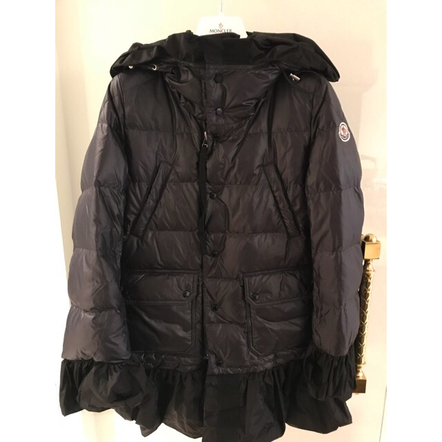 MONCLER(モンクレール)のタキマキ着用 モンクレール SACAI ダウンジャケット SERI ブラック00 レディースのジャケット/アウター(ダウンコート)の商品写真