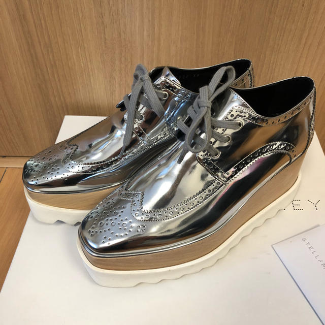 Stella McCartney(ステラマッカートニー)の【美品】ステラマッカートニー・エリスレースアップシューズ・シルバー・37 レディースの靴/シューズ(その他)の商品写真