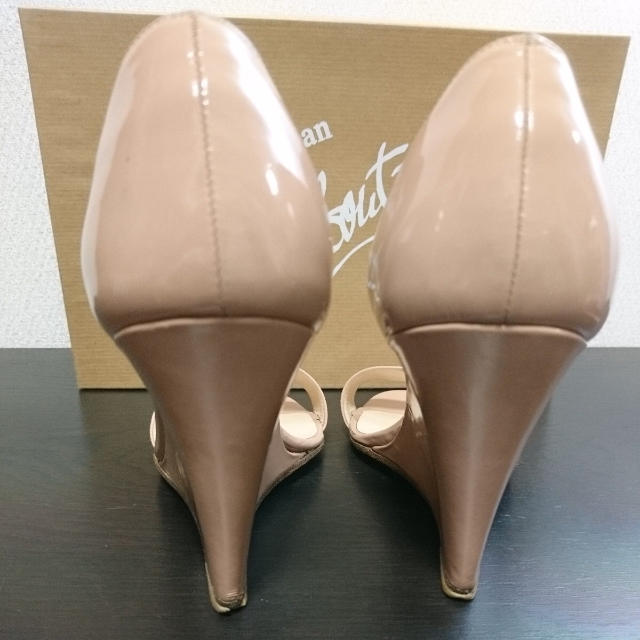 Christian Louboutin(クリスチャンルブタン)のクリスチャンルブタンミュールウェッジソールパテントレザーＮＵＤＥ35.5 レディースの靴/シューズ(ハイヒール/パンプス)の商品写真