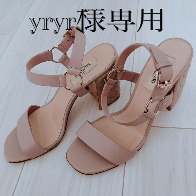 VALENTINO(ヴァレンティノ)のValentino ★ スタッズサンダル ★ピンク レディースの靴/シューズ(サンダル)の商品写真