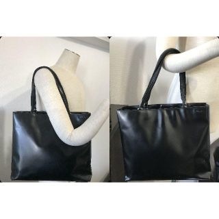 プラダ(PRADA)の●17万プラダ大き目総エナメル黒レザー革ショルダーバッグ３層●良美品(ショルダーバッグ)