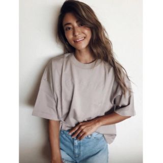 アリシアスタン(ALEXIA STAM)のALEXIA STAM Puff Print Logo Tee Mocha(Tシャツ(半袖/袖なし))