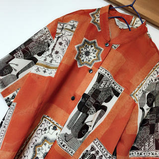 サンタモニカ(Santa Monica)のオレンジ 古代 エジプト風 民族柄 スタンドカラーシャツ(シャツ/ブラウス(半袖/袖なし))