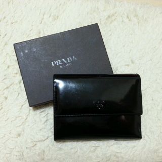 プラダ(PRADA)のPRADA×エナメル×三つ折り財布(黒)(財布)