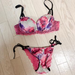 新品▷◁.｡バック透け紐パン付水彩ROSEペイントブラジャー&フルバックショーツ(ブラ&ショーツセット)