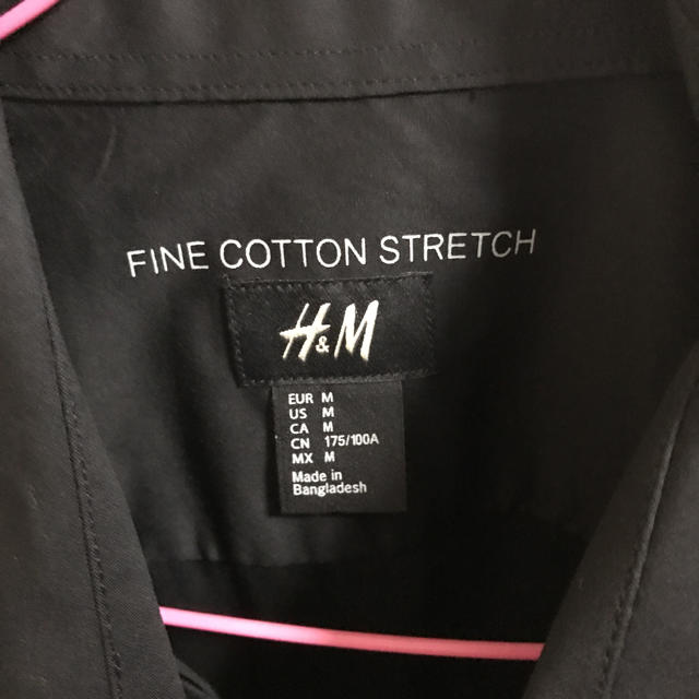 H&M(エイチアンドエム)のH&M 黒 Ｙシャツ メンズのトップス(シャツ)の商品写真