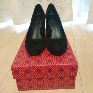 トリーバーチ(Tory Burch)の【箱つき】トリーバーチ 黒スエードパンプス(ハイヒール/パンプス)