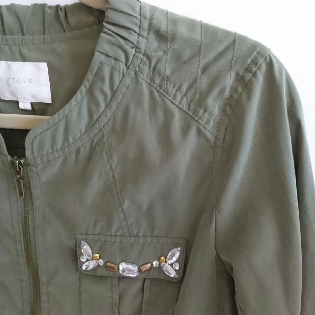 grove(グローブ)の胸元ビジュー付き ジャケット レディースのジャケット/アウター(ノーカラージャケット)の商品写真