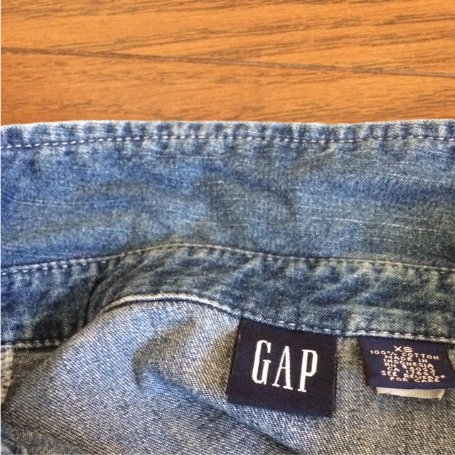 GAP(ギャップ)のGAP デニムシャツ XS レディースのトップス(シャツ/ブラウス(長袖/七分))の商品写真