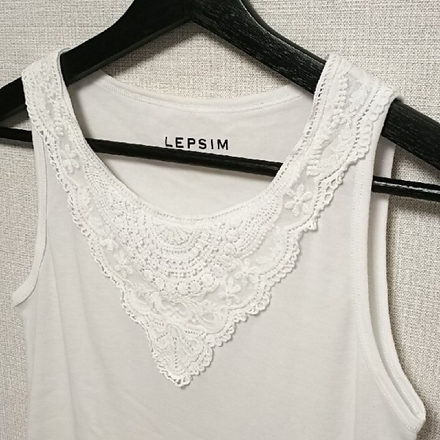 LEPSIM(レプシィム)のレプシィム裾レースタンクトップ白MカットソーLEPSIMノースリーブコットン レディースのトップス(タンクトップ)の商品写真