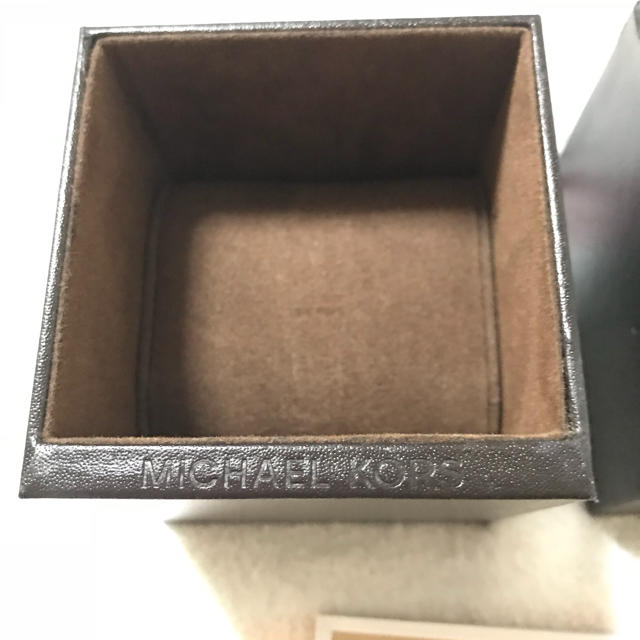 Michael Kors(マイケルコース)の【9/1で出品終了】MICHAEL KORS 時計の空箱 付属品 レディースのファッション小物(腕時計)の商品写真