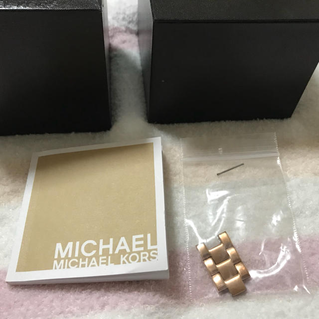 Michael Kors(マイケルコース)の【9/1で出品終了】MICHAEL KORS 時計の空箱 付属品 レディースのファッション小物(腕時計)の商品写真