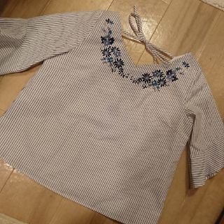 ジルバイジルスチュアート(JILL by JILLSTUART)のジルバイ 刺繍ストライプトップス(シャツ/ブラウス(半袖/袖なし))