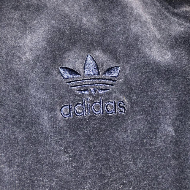 adidas(アディダス)のadidas originals ベロア トレーナー メンズのトップス(スウェット)の商品写真