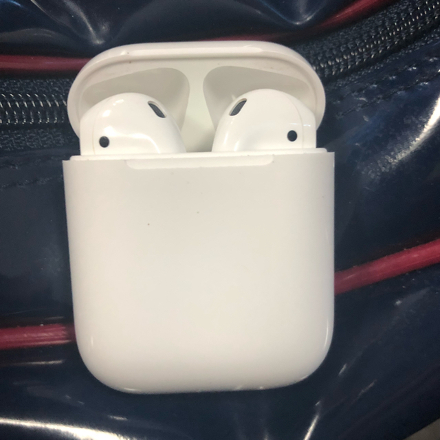 Apple(アップル)のAirPods スマホ/家電/カメラのオーディオ機器(ヘッドフォン/イヤフォン)の商品写真