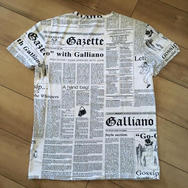 John Galliano(ジョンガリアーノ)のガリアーノ総柄ニュースペーパーTシャツマルジェラジバンシーディオールサンローラン メンズのトップス(Tシャツ/カットソー(半袖/袖なし))の商品写真