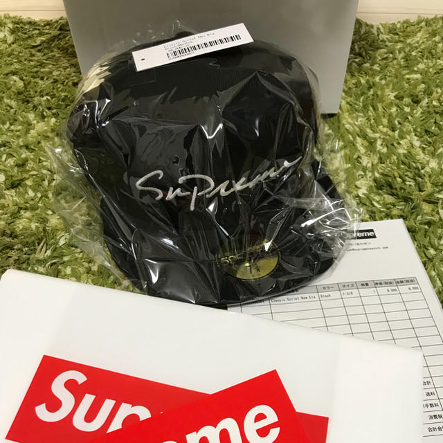 Supreme(シュプリーム)の【最安値】 supreme Classic Script NewEra キャップ メンズの帽子(キャップ)の商品写真