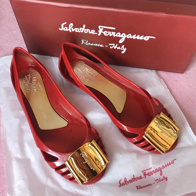 Salvatore Ferragamo(サルヴァトーレフェラガモ)の【新品・未使用】フェラガモラバーシューズ♡レッド サイズ５ レディースの靴/シューズ(サンダル)の商品写真