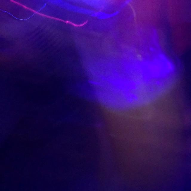 何か