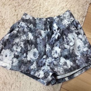 ミスティウーマン(mysty woman)の花柄ショートパンツ★美品(ショートパンツ)