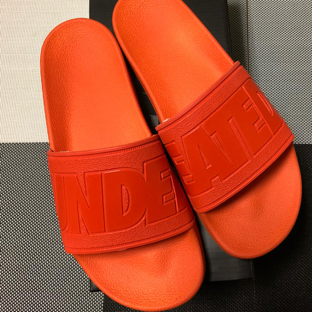 UNDEFEATED(アンディフィーテッド)のUNDEFEATED SLIDE - ORANGE メンズの靴/シューズ(サンダル)の商品写真