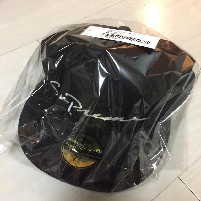 Supreme(シュプリーム)のsupreme NewEra ブラック メンズの帽子(キャップ)の商品写真
