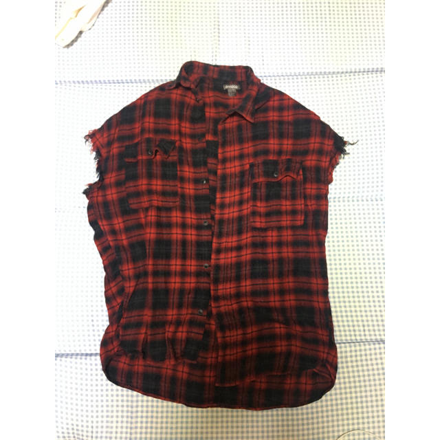 H&M(エイチアンドエム)の赤 チェックシャツ 袖切り落とし メンズのトップス(シャツ)の商品写真