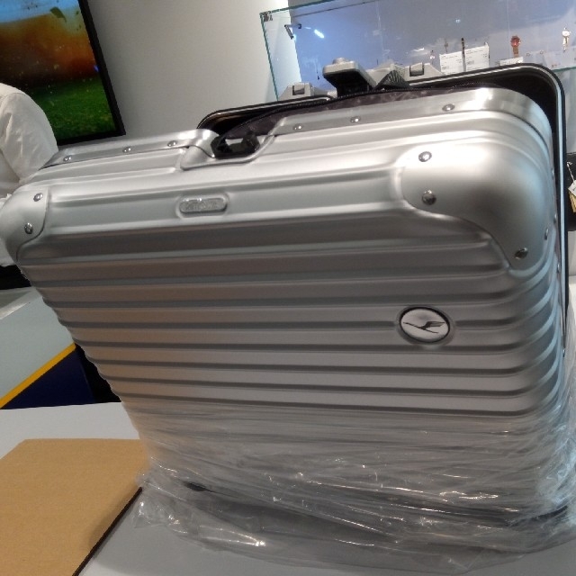 RIMOWA - 新品未使用 リモア パイロットトロリー26l ルフトハンザコラボモデルの通販 by ぽんぽこ's shop｜リモワならラクマ