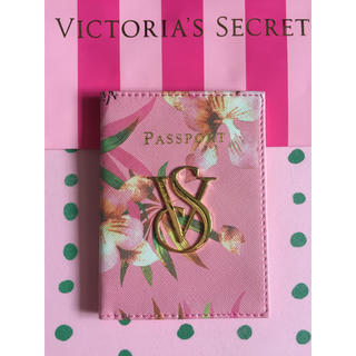 ヴィクトリアズシークレット(Victoria's Secret)のVictoria’s Secret「新品」花柄のパスポートケース(名刺入れ/定期入れ)