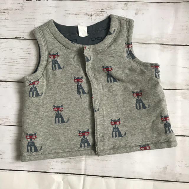 babyGAP(ベビーギャップ)のbaby gap リバーシブルベスト キッズ/ベビー/マタニティのベビー服(~85cm)(その他)の商品写真