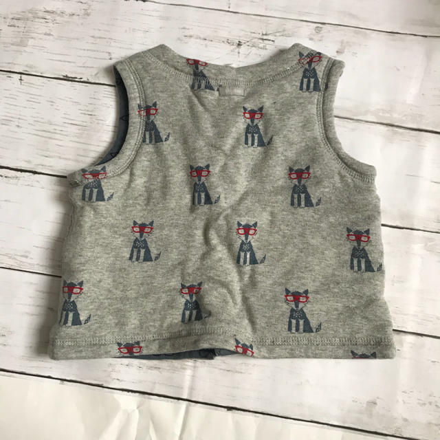 babyGAP(ベビーギャップ)のbaby gap リバーシブルベスト キッズ/ベビー/マタニティのベビー服(~85cm)(その他)の商品写真