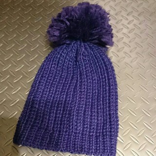 大きなポンポン！ 紫 ニット帽(ニット帽/ビーニー)