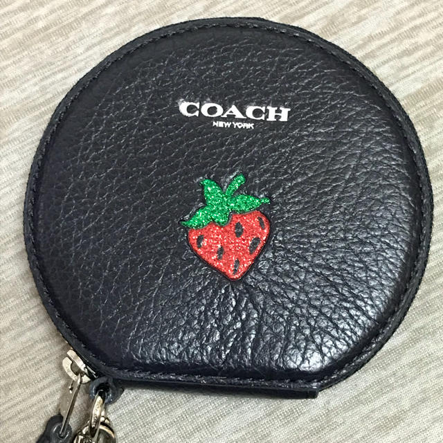 COACH(コーチ)のCOACH コインケース レザー ラメグリッター いちご ストロベリー ラウンド レディースのファッション小物(コインケース)の商品写真