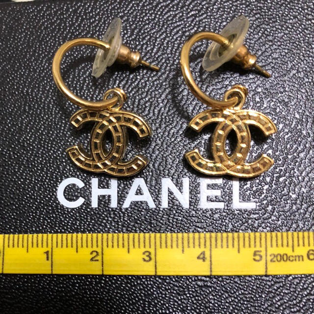 CHANEL ゴールドピアス