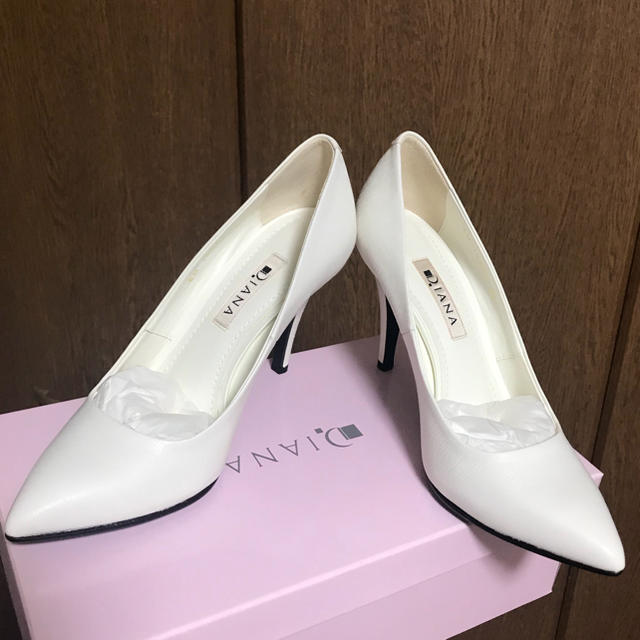 DIANA(ダイアナ)のホワイト 白 パンプス レディースの靴/シューズ(ハイヒール/パンプス)の商品写真