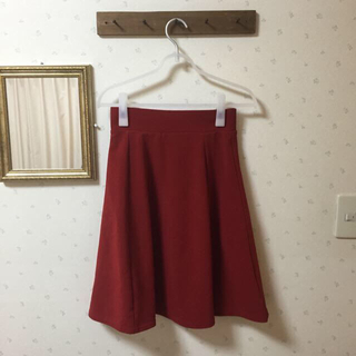 ジーユー(GU)の新品♥︎ひざ丈レッドスカート(ひざ丈スカート)