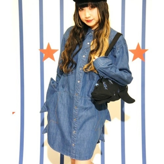 Candy Stripper(キャンディーストリッパー)のSHARK DENIM SHIRT ONE-PIECE
 レディースのワンピース(ひざ丈ワンピース)の商品写真