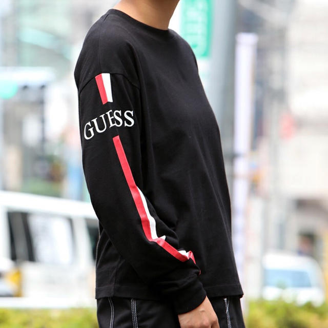 GUESS(ゲス)のGUESS スーパビック袖ラインプリント ロングスリーブ ロンT レディースのトップス(Tシャツ(長袖/七分))の商品写真