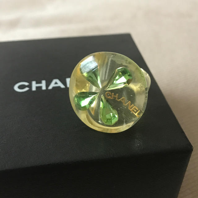 CHANEL(シャネル)のCHANEL シャネル ☆ ビンテージ プラスティックリング ☆ CC グリーン レディースのアクセサリー(リング(指輪))の商品写真